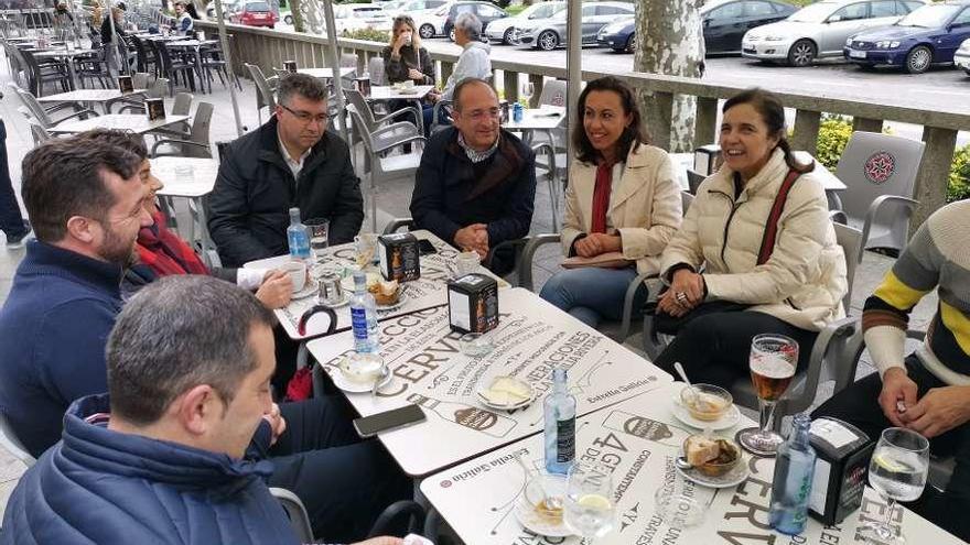 María Ramallo entre José Enrique Sotelo y Pilar Rojo, ayer en las terrazas de Cangas. // Santos Álvarez