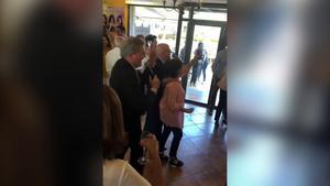 Íñigo Méndez de Vigo y Soraya Sáenz de Santamaría cantan en un karaoke en Melilla durante una jornada de campaña.