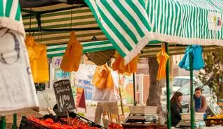 Un famoso mercadillo solidario vuelve el fin de semana a este barrio de Madrid: ropa y muebles desde 3 euros
