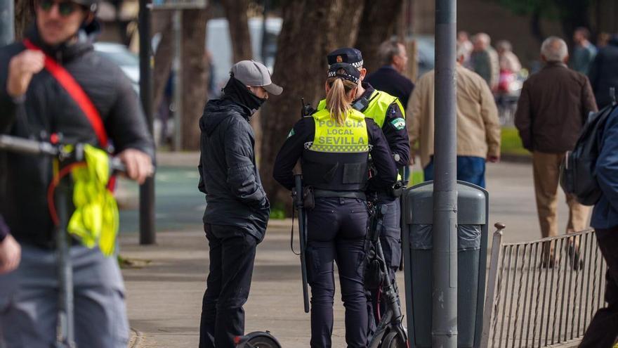 Cerco a los patinetes en Sevilla: la nueva normativa se estrena con seis denuncias graves y cuatro vehículos retirados