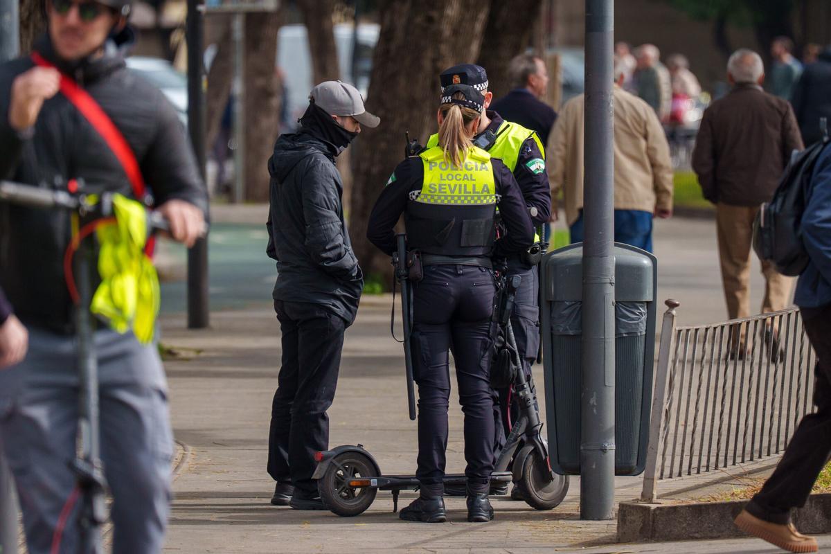 La Policía Local de Sevilla informa a un usuario de patinete eléctrico de la entrada en vigor de la normativa.
