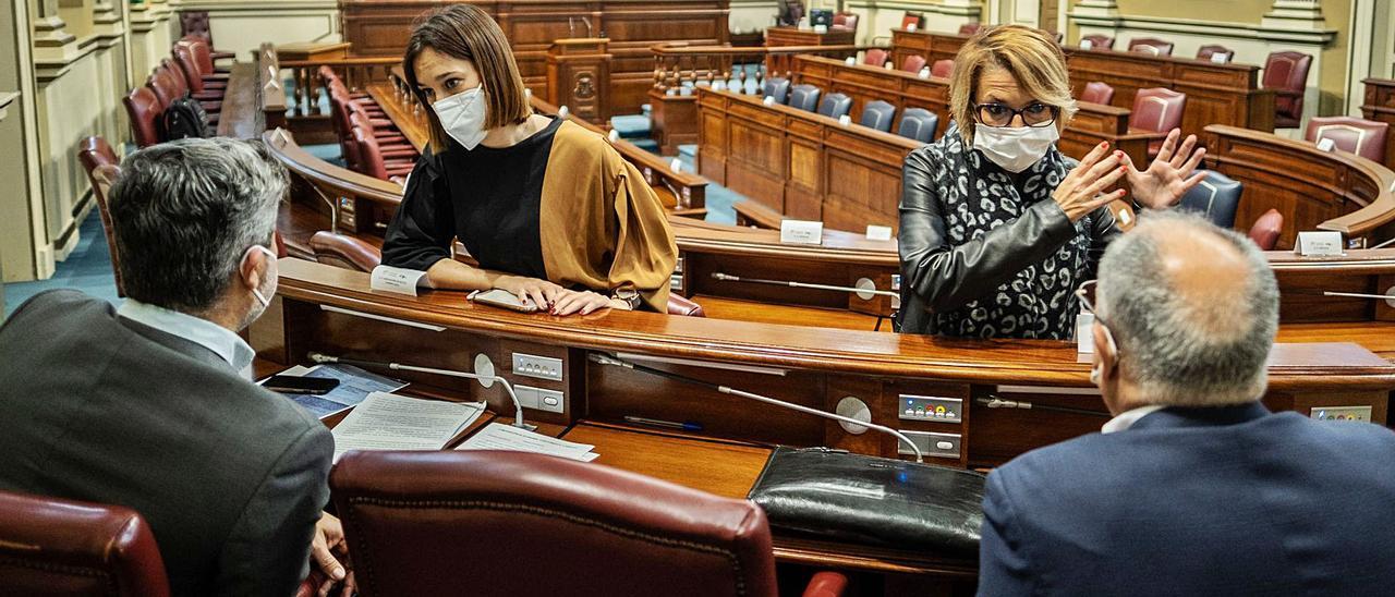 Las socialistas Nira Fierro, a la izquierda, y Elena Máñez hablan, ayer, con los diputados de la Agrupación Gomera Jesús Ramos y Casimiro Curbelo.