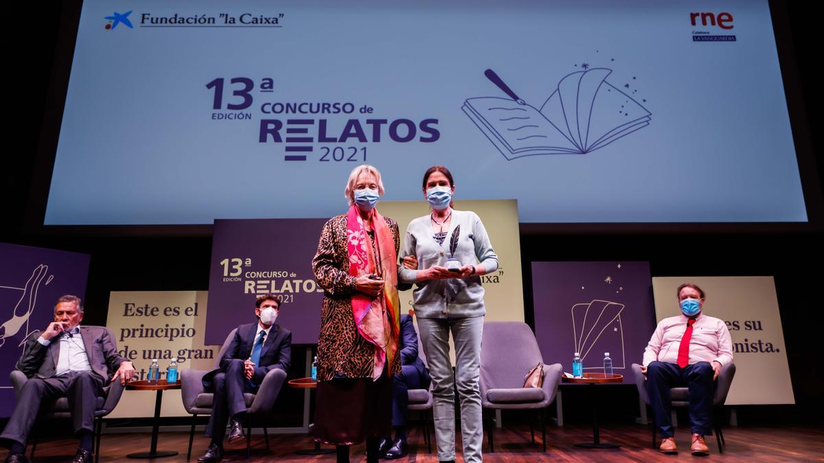 Soledad Puértolas entrega el premio por 'Sin título'', de la zaragozana María Jesús Borraz Peralta