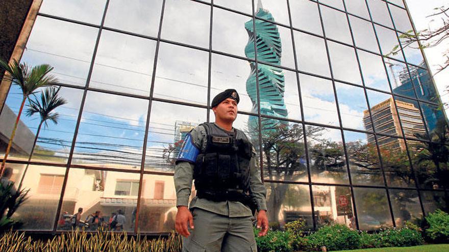 Ein Polizist steht in Panama-Stadt vor der Zentrale der Kanzlei Mossack Fonseca, die Briefkastenfirmen betrieben haben soll.