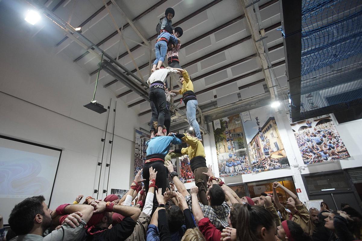 Els Marrecs de Salt assagen un castell al seu local.