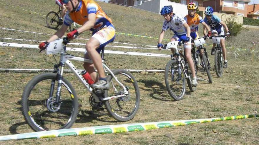 Ciclistas en el circuito de San Isidro.