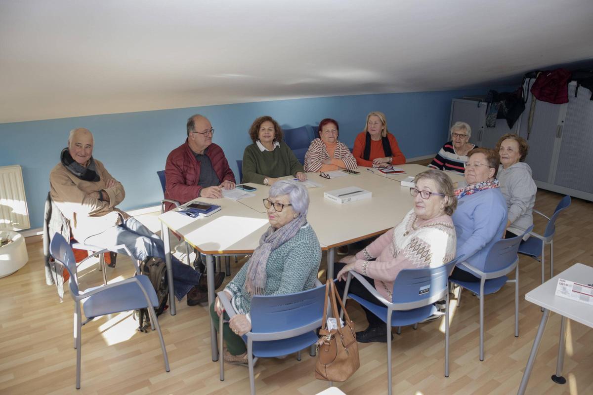 Mayores con voz propia: el “grupín del podcast” del Llano convierte el Centro Social en un estudio de radio