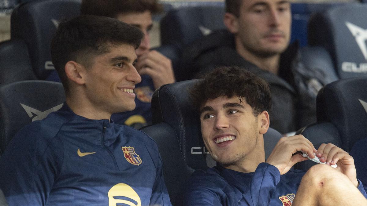 Gerard Martín y Cubarsí, en el banquillo antes de empezar el partido de Liga entre el FC Barcelona y el Mallorca de la pasada temporada en Montjuïc.