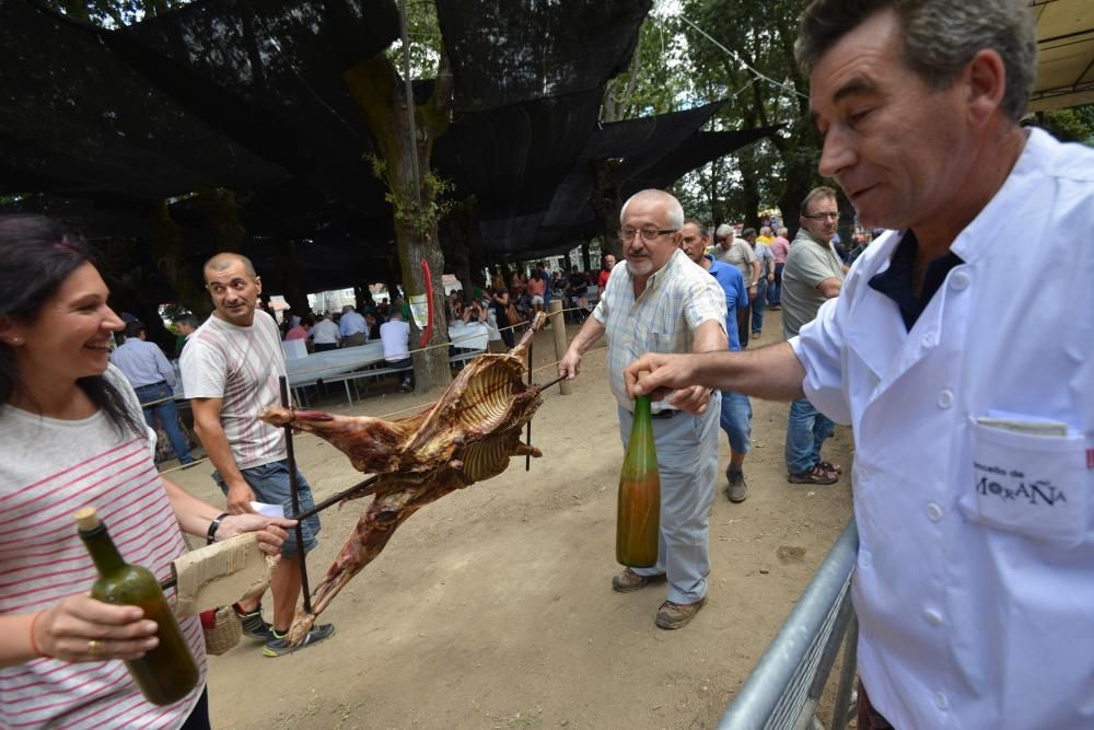 Moraña fue hoy el templo del carneiro ao espeto, plato que degustaron los vecinos y los visitantes acompañado de empanadas de zorza o bacalao con pasas