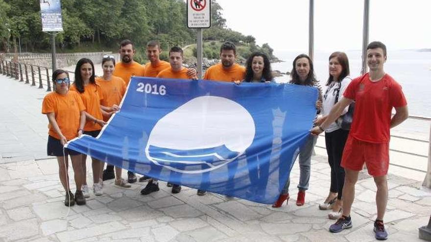 Izado de la bandera azul en Portocelo. // Santos Álvarez