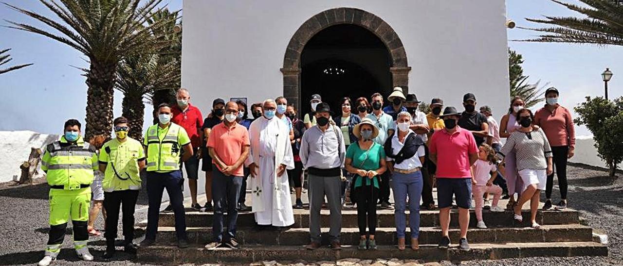 El párroco, Protección Civil y peregrinos en el exterior de la ermita. | | LP/DLP