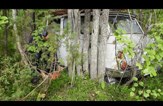 Consiguen arrancar un Saab abandonado en un bosque tras 55 años parado