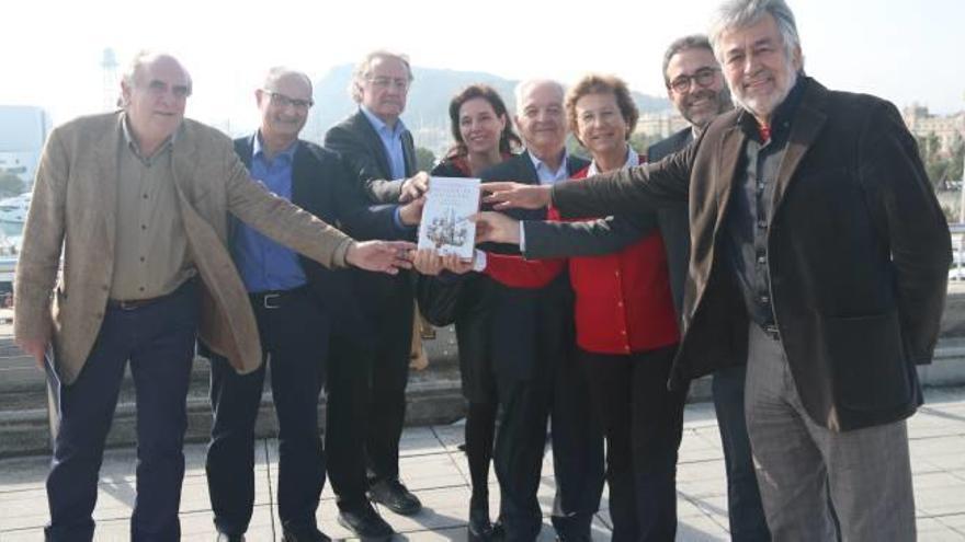 Editors i especialistes que han participat en el volum «Història mundial de Catalunya», amb la direcció de Borja de Riquer, al mig de la imatge