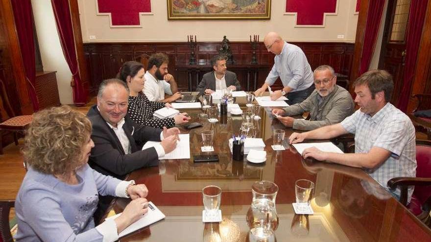 Última reunión de la mesa de alcaldes, en el mes de julio, en el palacio municipal de María Pita.