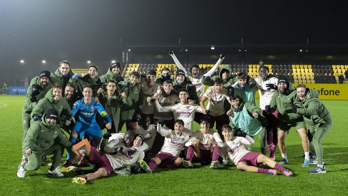 Celebración de los jugadores y los técnicos del pase a los dieciseisavos de final.