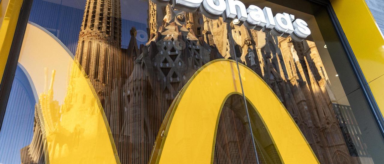 El McDonald's de Sagrada Família, recién remodelado, en la calle de Provença.