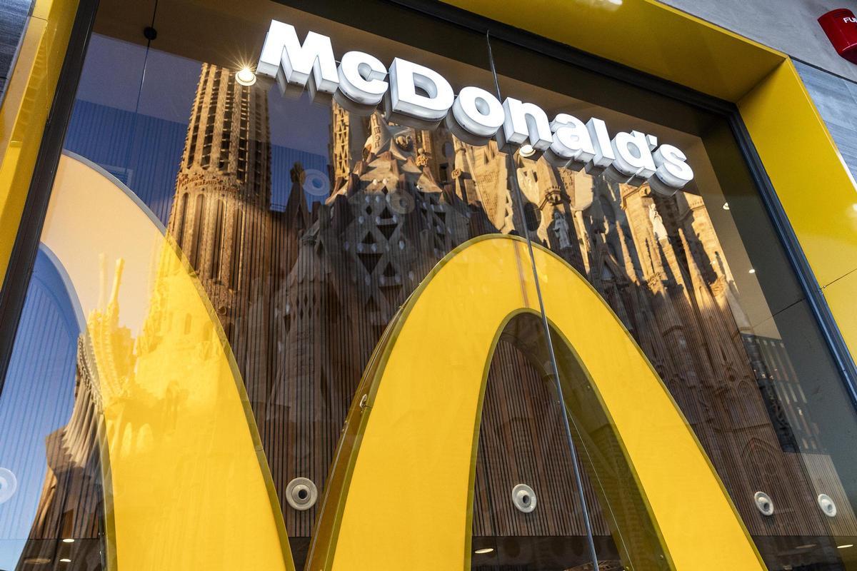 El McDonald's de Sagrada Família, recién remodelado, en la calle de Provença.