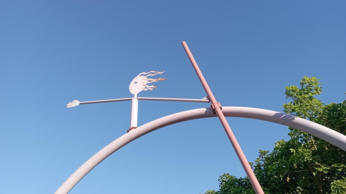 Detalle de una de las esculturas olímpicas junto al Estadio de Atletismo Ciudad de Málaga, la semana pasada.