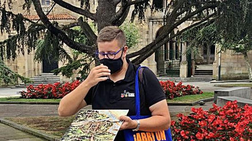 David Azpiazu mostrando un mapa de la antigua ciudad medieval. 