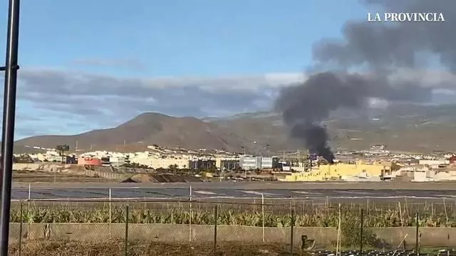Un incendio en una oficina-contenedor provoca una gran humareda en El Caracol
