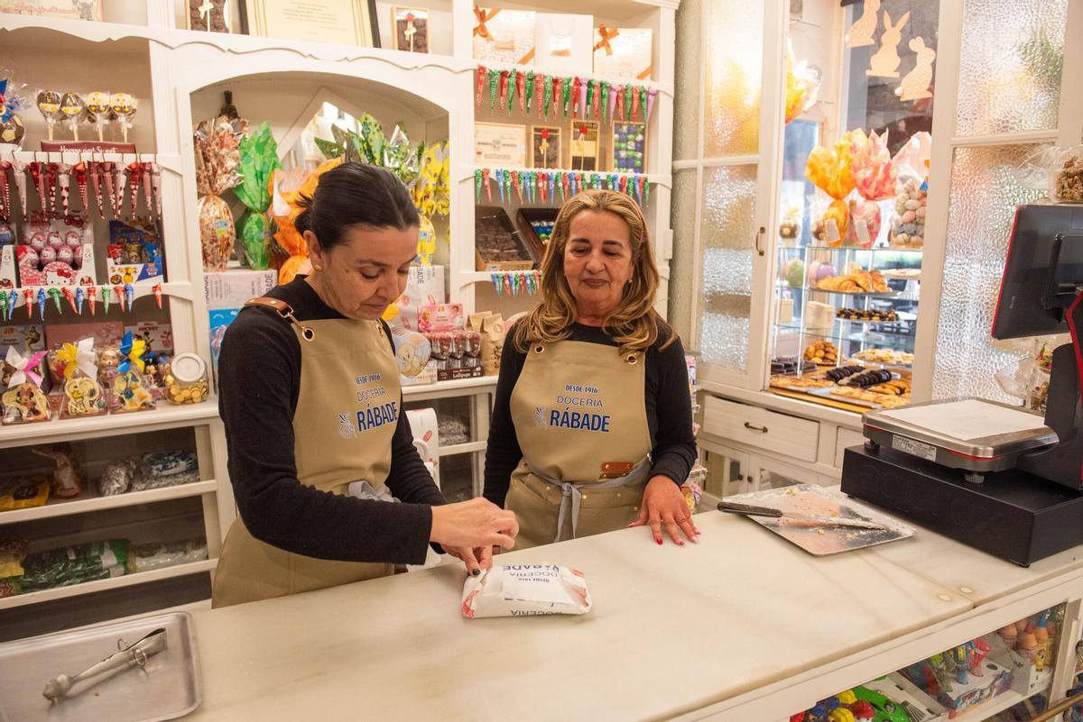 Lucía y Carmen Rábade, en su pastelería.