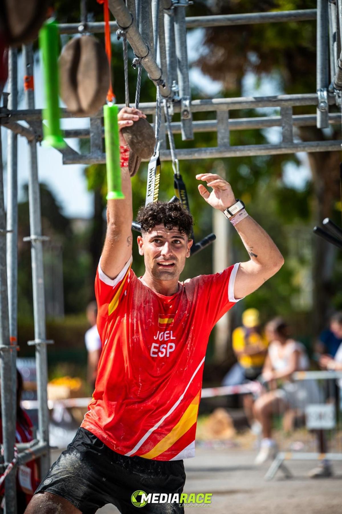 Joel Lázaro Alarcón logró la medalla de plata en el Mundial de Carreras de Obstáculos en Irlanda.