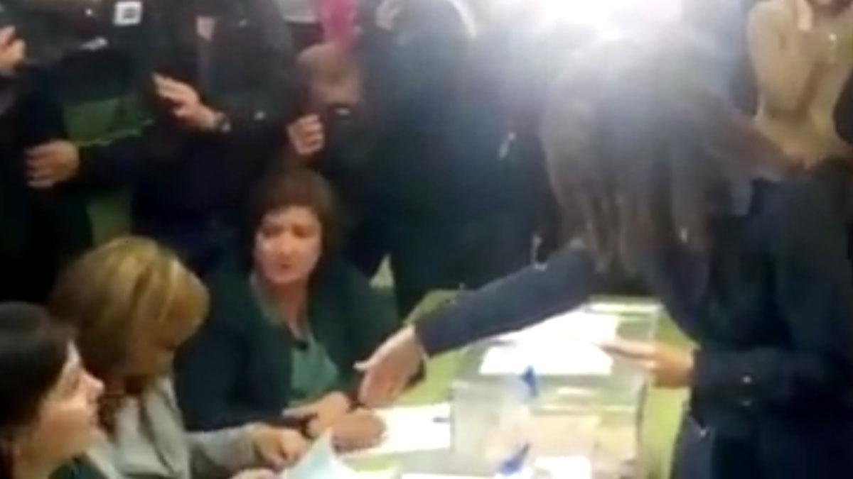 Una integrante de la mesa electoral niega el saludo a Inés Arrimadas