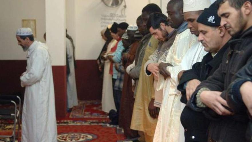 Fieles musulmanes rezan en una mezquita en A Coruña. / carlos pardellas