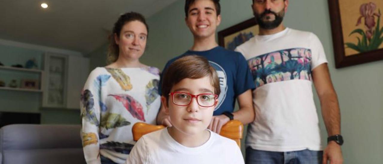El niño Álex Gallego Couñago, con su madre, hermano y padre en Arcade. |   // PABLO HERNÁNDEZ GAMARRA