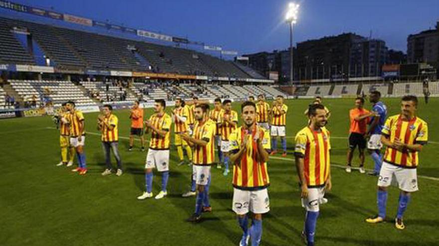 Los jugadores del Lleida se pusieron la camiseta deseada al final del partido.