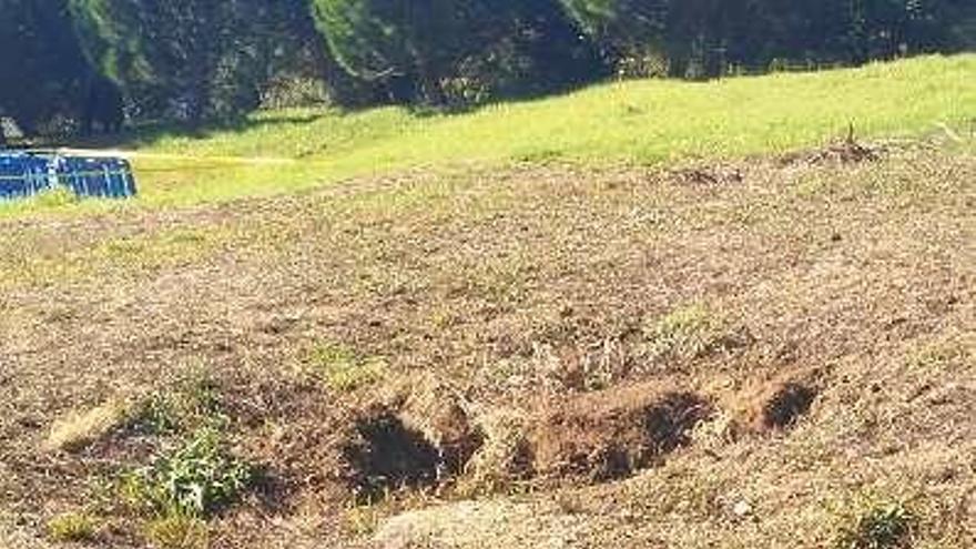 Toda la fuerza de la eslinga, atirantada, la soporta un pino. Imagen de la valla apoyada en un palo, y borde cementado. Detalle de los mosquetones.