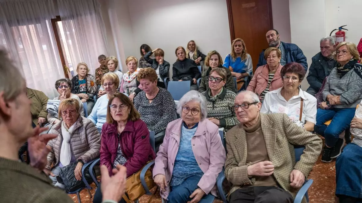Cientos de jubilados catalanes participan en cursos contra 'fake news': "¿Y de Google me puedo fiar?"