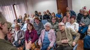 barcelona 28/03/2025 Sociedad. Charla sobre fake news en casal de abuelos de Santa Coloma de Gramenet. AUTOR: JORDI OTIX