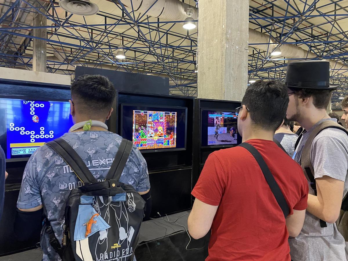Participantes en la Japan Weekend juegan a videojuegos.