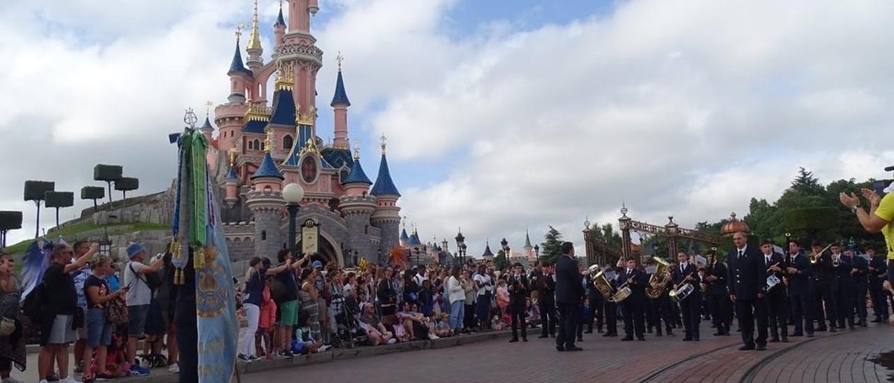 La Banda Juvenil de la Primitiva, en la cavalcada diürna de Disneyland Paris