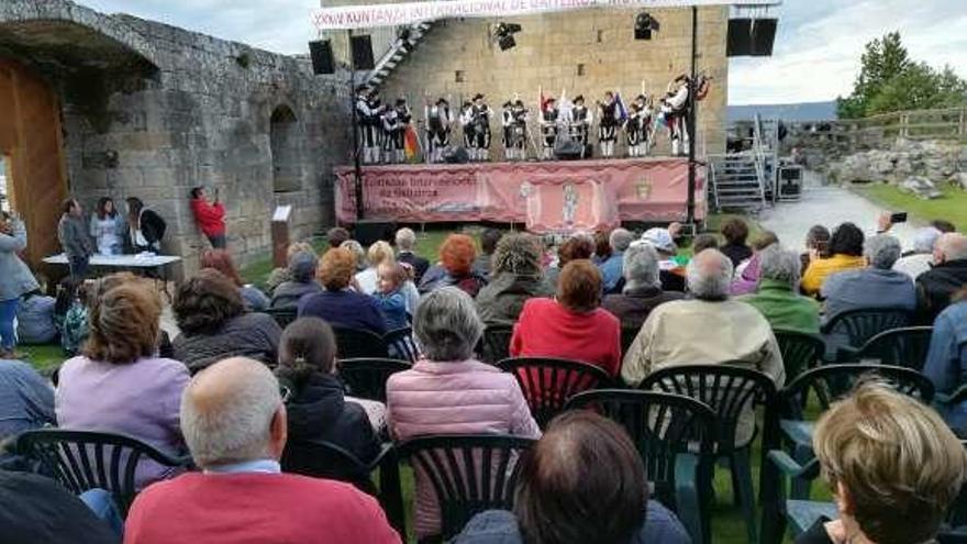 Arriba, Grupo de Zanfonas da Escola Provincial de Gaitas con Jean Pierre Van Hees de Bélgica y Liesa Kunzelman de Alemania. Abajo, Bande de Gaitas de Verín.