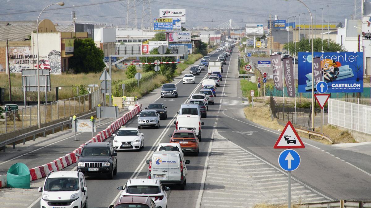 Los atascos se repiten durante el día en la antigua N-340, aunque se agravan durante las franjas consideradas como hora punta ante el aumento del tráfico.