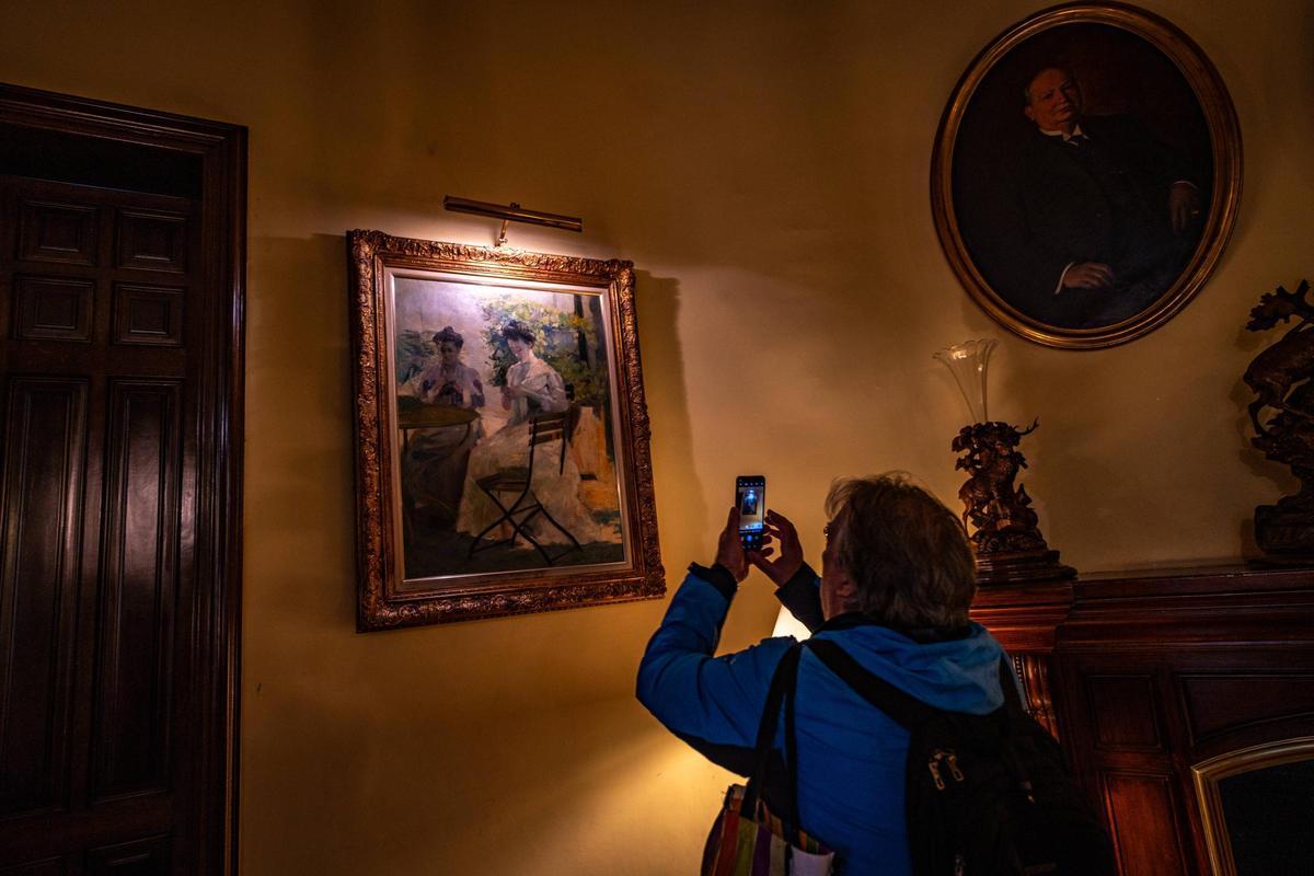 Una visitante en el Círculo Ecuestre durante el 48h Open House de 2024 en Barcelona.