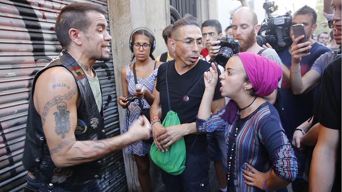 Un grupo de vecinos se enfrentan a los impulsores de la acción fascista.