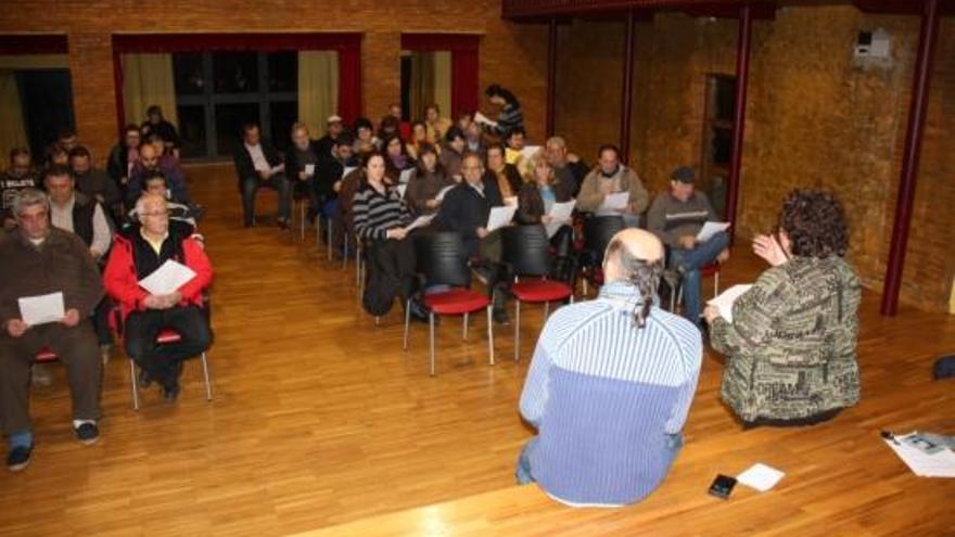 Els veïns durant l&#039;assemblea d&#039;aquest dijous.