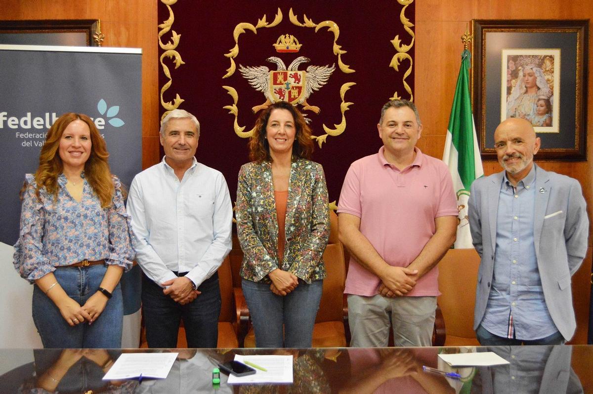 Foto de familia del acuerdo entre el Ayuntamiento de Alhaurín el Grande y Fedelhorce.