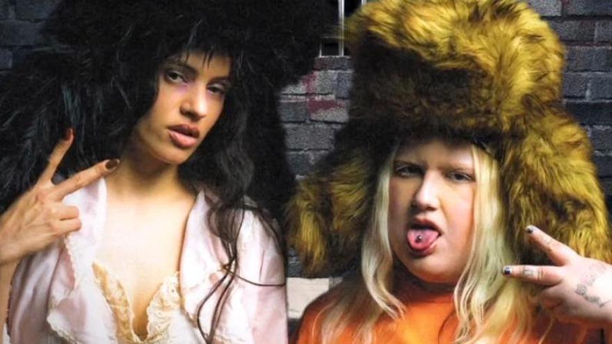 Esty Quesada ('Soy una pringada'), de icono 'underground' digital al colegueo con Rosalía en un sofá