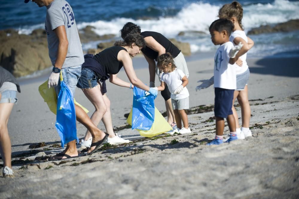 Recogida voluntaria de basura en la playa