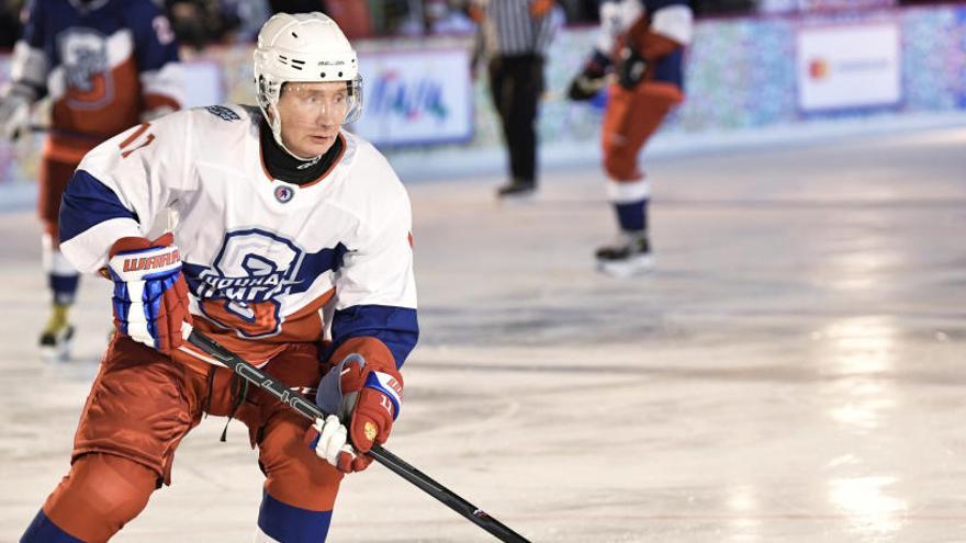 Putin despide al año jugando al hockey en la Plaza Roja