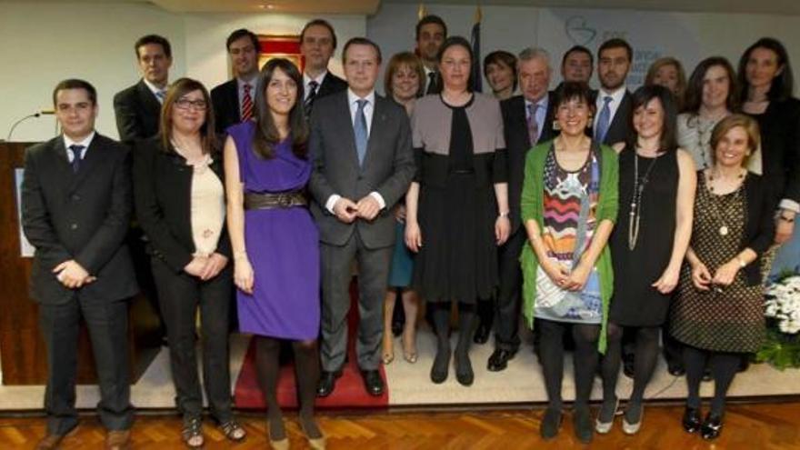 Belén González-Villamil, en el centro, posa con los miembros de la junta de gobierno del Colegio de Farmacéuticos de Asturias.