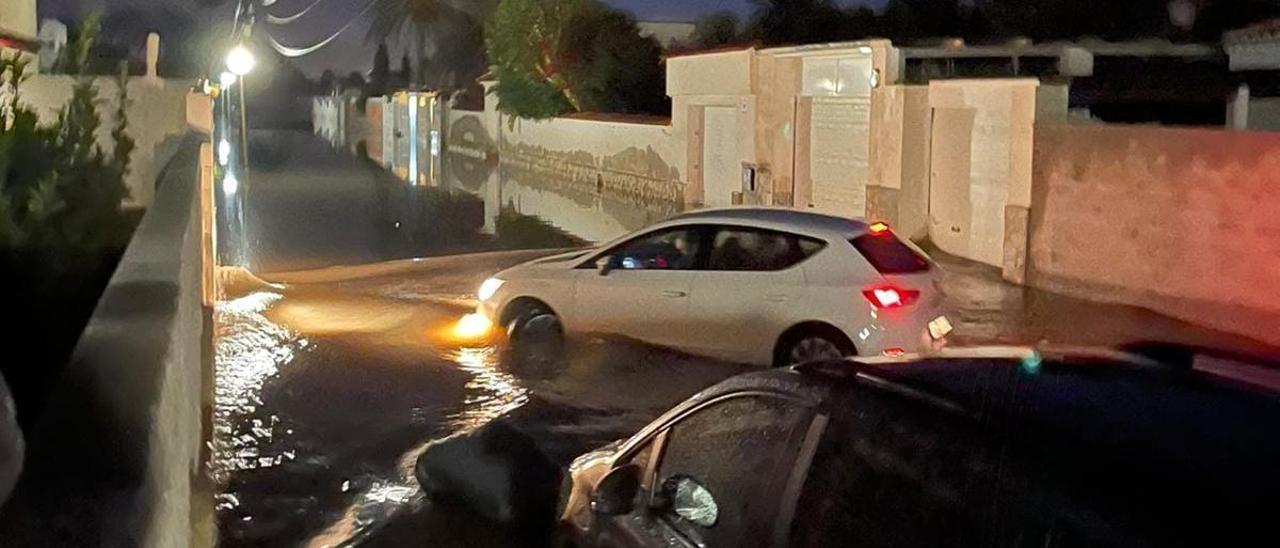 Las aguas procedentes de la red de saneamiento anegaron, una vez más, la calle Pablo Neruda de la Torreta Florida en Torrevieja