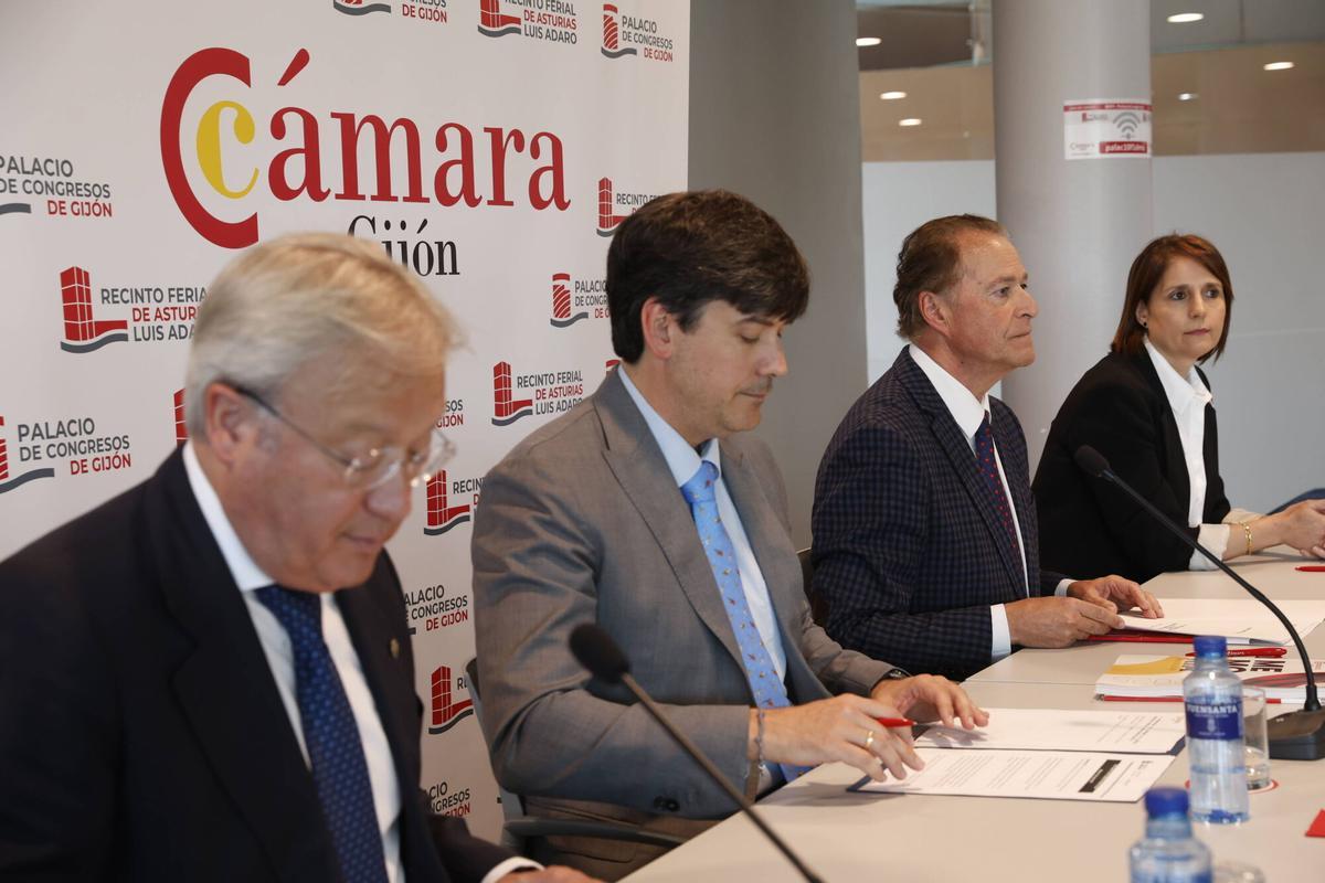 Inicio del plenario de la Cámara de Comercio de Gijón en donde se elegirá a Félix Baragaño como presidente.