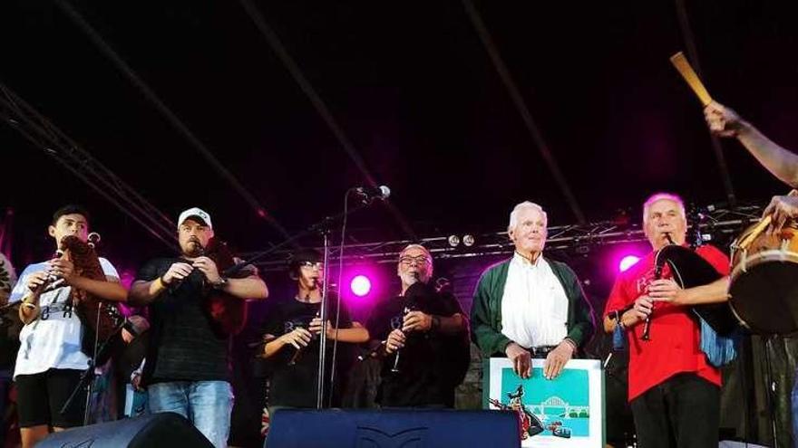 Foto de familia onte no festival folk (enriba), unha foto antiga dos Mariñáns e portada do disco editado nos anos setenta (abaixo á dereita).