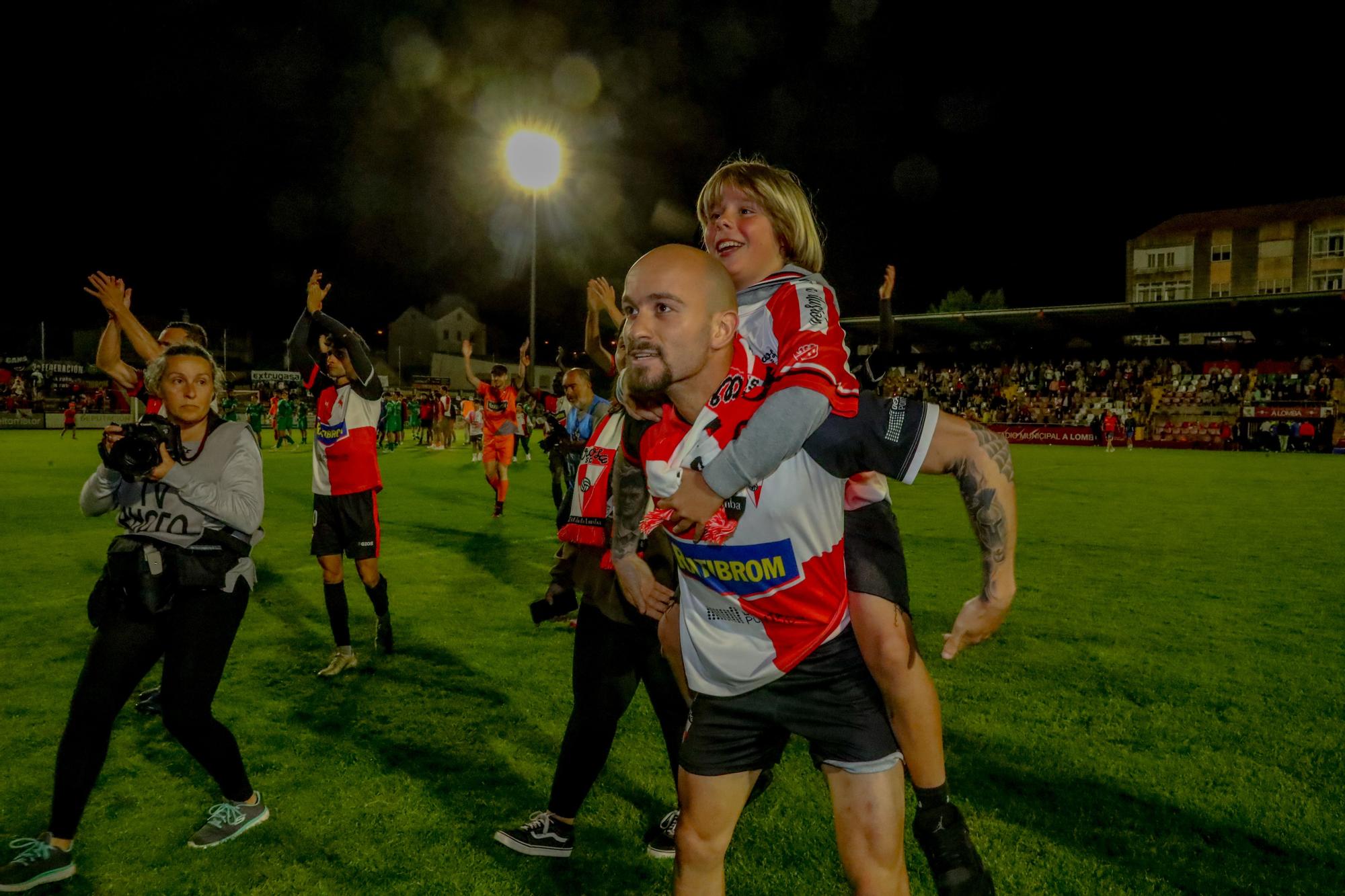 A Lomba vive una fiesta del fútbol con final feliz para el Arosa ante la UD Ourense (3-0)