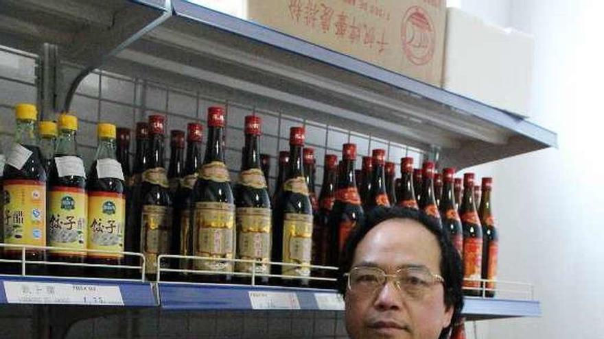 Carlos Zhang, con una botella de vino chino.